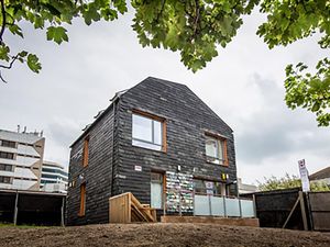 Percaya Nggak, Bangunan Ini Dibuat dari Sampah?