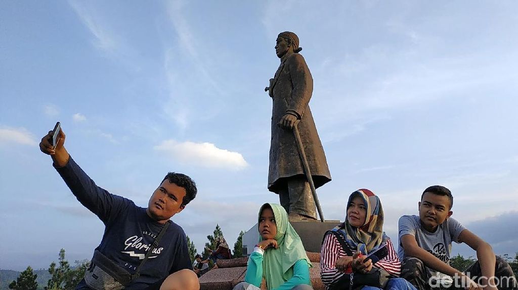 Asyiknya Ngabuburit di Monumen Jenderal Sudirman Pacitan Asyiknya Ngabuburit di Monumen Jenderal Sudirman Pacitan