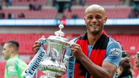 Bagi fan Manchester City, Vincent Kompany adalah legenda. Namun sebelum dia bermain sebagai bek tengah, dulunya dia bermain sebagai gelandang bertahan (REUTERS/David Klein)