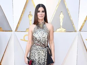 Gaya Sandra Bullock yang Memikat, Pernah Bikin Keanu Reeves Naksir