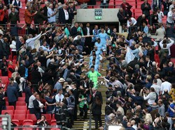 Seluruh tim Man City turun dari podium penyerahan trofi dan melanjutkan pesta di lapangan. (Foto: Alex Morton/Getty Images)