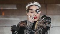 Keren, Madonna Pakai Aksesori Karya Desainer Indonesia Lagi