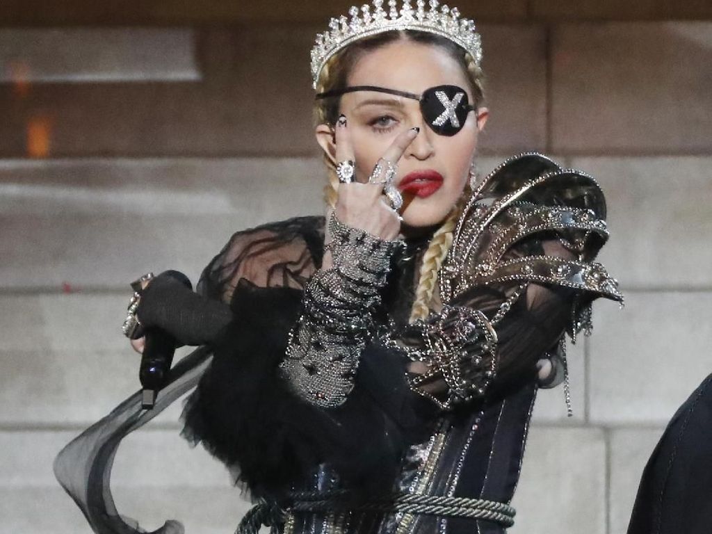 Bikin Heboh, Madonna Manggung Tanpa Bra di Usia 62