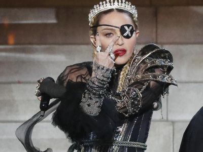 Keren, Madonna Pakai Aksesori Karya Desainer Indonesia Lagi