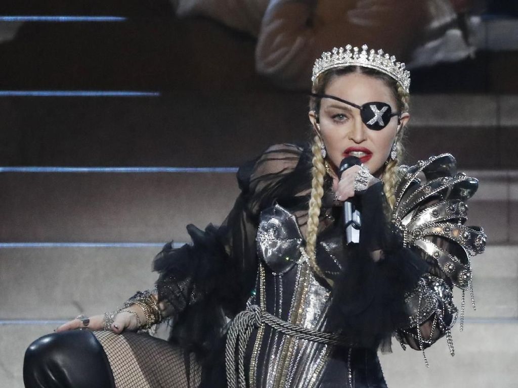 Perkasa di Atas Panggung, Madonna Akhirnya Harus Rehat karena Cedera