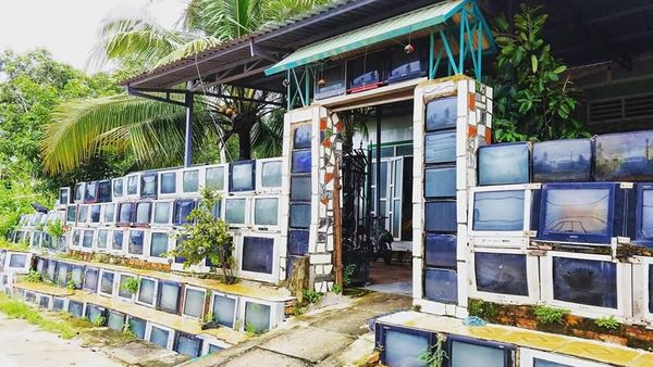 Jangan Heran, Pagar Rumah Ini Dibuat dari Tumpukan TV Bekas