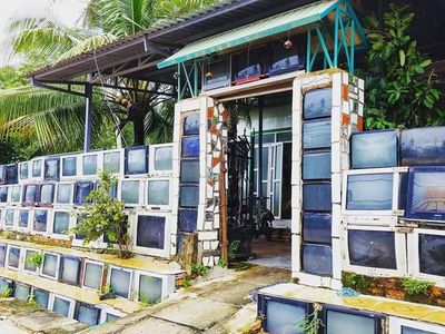 Jangan Heran, Pagar Rumah Ini Dibuat dari Tumpukan TV Bekas