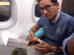 Buka Puasa di Pesawat, Sandiaga Makan Nasi Mandhi Pakai Tangan Buka Puasa di Pesawat, Sandiaga Makan Nasi Mandhi Pakai Tangan