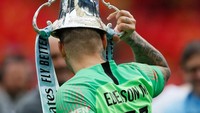 Ederson Moraes adalah kiper yang menenteng turun trofi Piala FA dari podium penyerahan. Sebelum dia membawanya sambil meletakkan di kepala. (Foto: David Klein/Reuters)