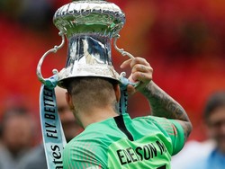 Ederson Moraes adalah kiper yang menenteng turun trofi Piala FA dari podium penyerahan. Sebelum dia membawanya sambil meletakkan di kepala. (Foto: David Klein/Reuters)