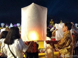 Saat Langit Borobudur Dipenuhi Cahaya Lampion Waisak