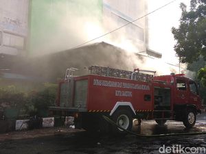 Kebakaran Pasar Kosambi Diduga Berasal dari Kios Pedagang Kelapa Kebakaran Pasar Kosambi Diduga Berasal dari Kios Pedagang Kelapa