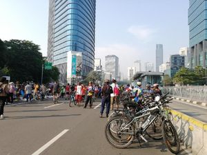 Warga Ramaikan CFD Sudirman-Thamrin dengan Olahraga Pagi