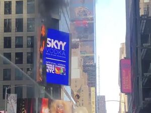 Billboard Tampilkan Iklan Gay di Times Square NY Terbakar