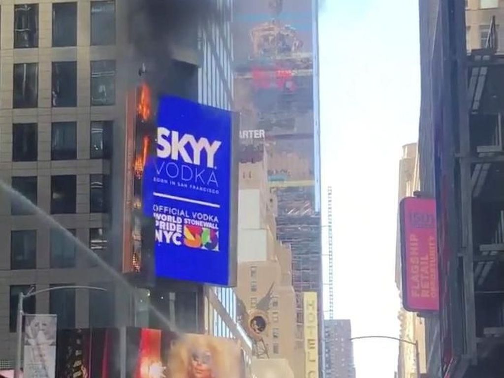 Billboard Tampilkan Iklan Gay di Times Square NY Terbakar Billboard Tampilkan Iklan Gay di Times Square NY Terbakar