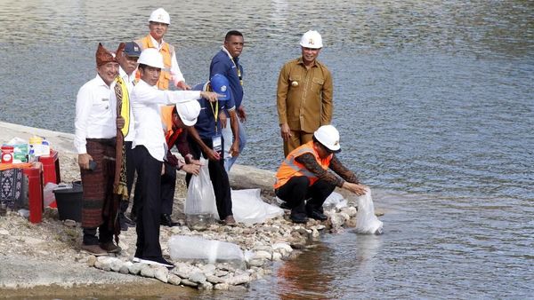 Momen Jokowi Resmikan Bendungan Rotiklot di NTT