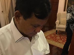 Tak Bisa Besuk, Prabowo Titip Salam Perjuangan ke Eggi Via Note Tak Bisa Besuk, Prabowo Titip Salam Perjuangan ke Eggi Via Note