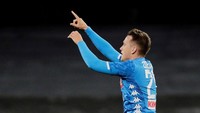Piotr Zielinski membuka keunggulan untuk Napoli di menit ke16. Reuters/Ciro De Luca.