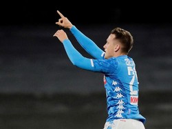 Piotr Zielinski membuka keunggulan untuk Napoli di menit ke16. Reuters/Ciro De Luca.