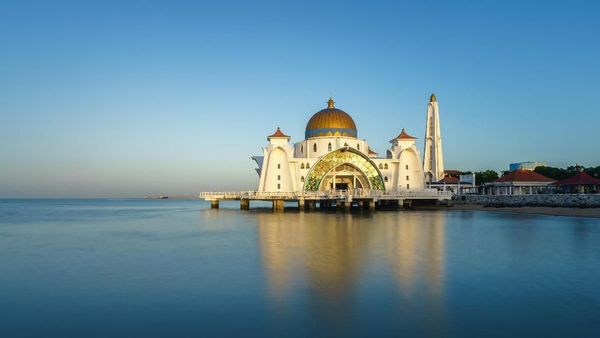 Foto: Masjid Terapung di Selat Terpanjang Dunia