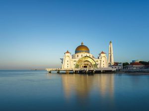 Foto: Masjid Terapung di Selat Terpanjang Dunia