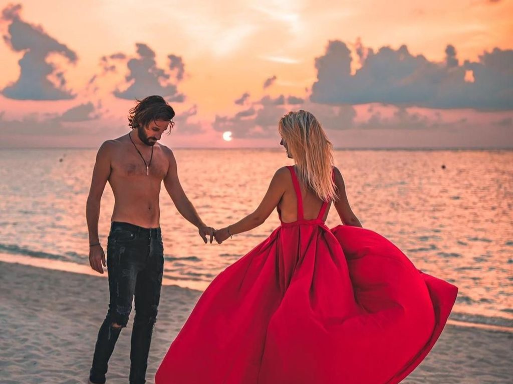 Kata Pasangan Traveler yang Foto Ciuman Mautnya Viral Kata Pasangan Traveler yang Foto Ciuman Mautnya Viral