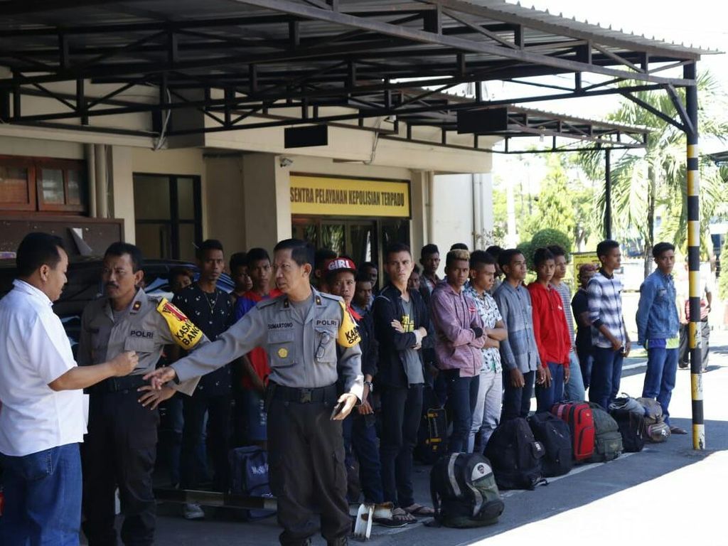 26 Orang Diduga Ikut Aksi 22 Mei Akhirnya Dipulangkan Polisi Banyuwangi 26 Orang Diduga Ikut Aksi 22 Mei Akhirnya Dipulangkan Polisi Banyuwangi