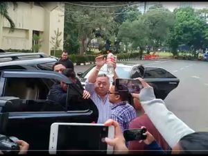 Dibawa ke Polda Metro, Tangan Lieus Sungkharisma Diborgol Dibawa ke Polda Metro, Tangan Lieus Sungkharisma Diborgol