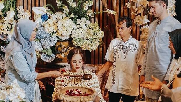 Prosesi 7 bulanan Aura Kasih