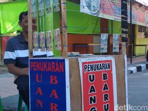 Jasa Penukaran Uang Baru, Bisnis Musiman yang Menggiurkan Warga Blitar