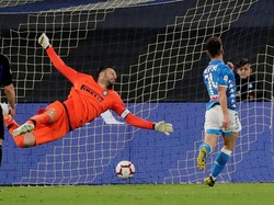 Napoli menggandakan keunggulan di menit ke-61, memaksimalkan kelengahan pertahanan Inter. Mertens menyelinap di antara para bek dan menyundul umpan silang Callejon dari kanan. Reuters/Ciro De Luca.