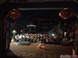 Perayaan Sederhana Waisak di Kelenteng Tri Dharma Probolinggo yang Terbakar