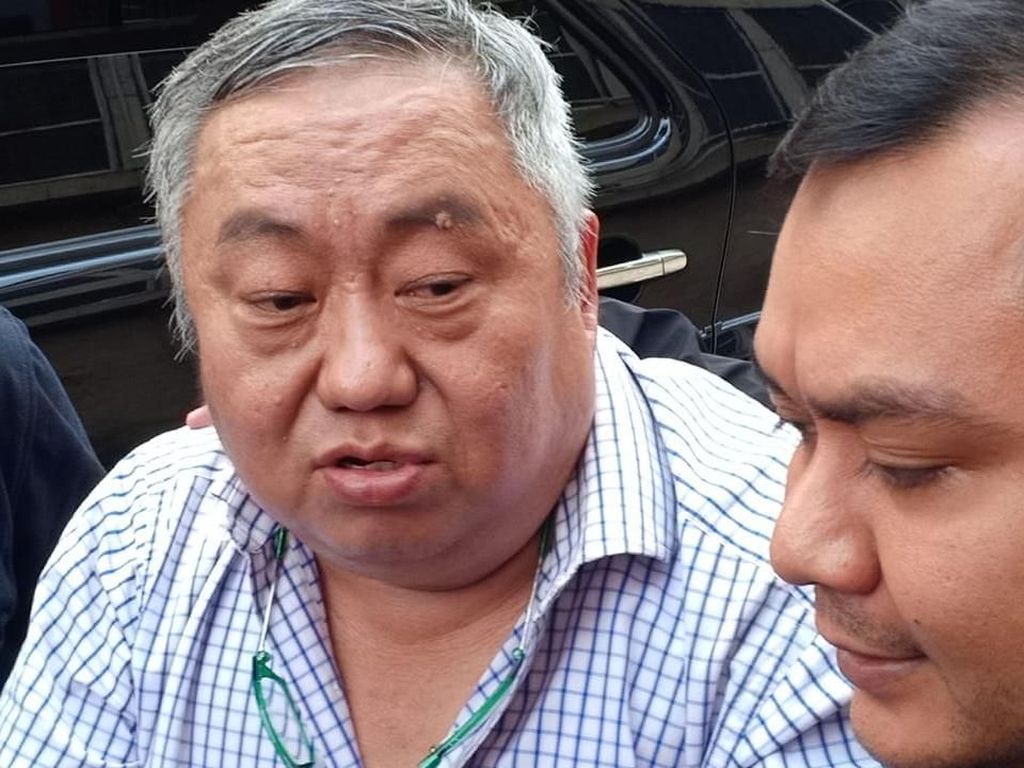 Video Penampakan Lieus Sungkharisma di Polda dengan Tangan Terborgol Video Penampakan Lieus Sungkharisma di Polda dengan Tangan Terborgol