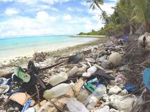 Peneliti Temukan Tumpukan Sampah Sandal Bekas di Pulau Selatan Pulau Jawa