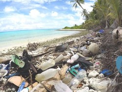 Peneliti Temukan Tumpukan Sampah Sandal Bekas di Pulau Selatan Pulau Jawa