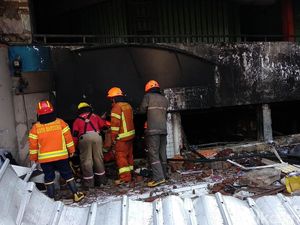 Sempat Padam, Api Kembali Muncul di Pasar Kosambi Bandung Sempat Padam, Api Kembali Muncul di Pasar Kosambi Bandung