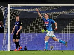 Fabian Ruiz merayakan gol. Reuters/Ciro De Luca.