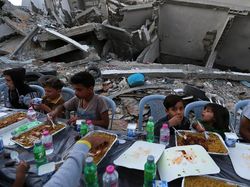 Warga Palestina di Gaza Berbuka Puasa Ramadan di Tengah Reruntuhan