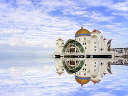 Ini Masjid Terapung di Selat Terpanjang Dunia