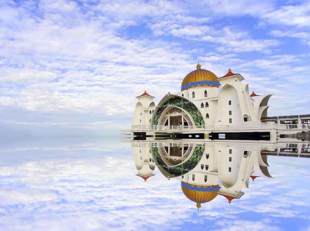 Ini Masjid Terapung di Selat Terpanjang Dunia Ini Masjid Terapung di Selat Terpanjang Dunia