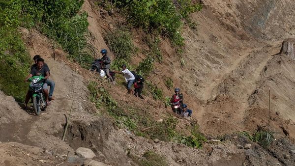 Aksi Nekat Warga Lewati Tebing Akibat Jalan Putus Diterjang Banjir
