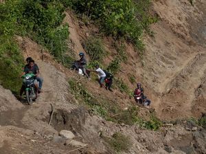 Aksi Nekat Warga Lewati Tebing Akibat Jalan Putus Diterjang Banjir