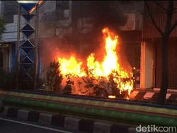 Tengah Melaju, Sebuah Mobil Carry Meledak dan Terbakar di Demak