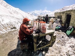 Serunya Bisa Makan Mie Rebus Bawang Putih di Ketinggian 4.480 Mdpl