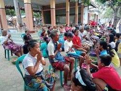Tradisi Waisak di Lombok, Anak-anak Basuh Kaki Orang Tuanya