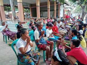 Tradisi Waisak di Lombok, Anak-anak Basuh Kaki Orang Tuanya Tradisi Waisak di Lombok, Anak-anak Basuh Kaki Orang Tuanya