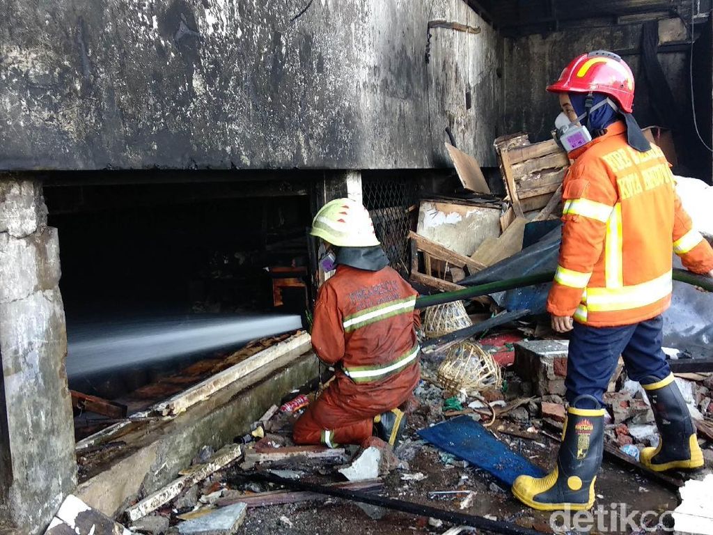 Kebakaran Pasar Kosambi Bandung Telan Kerugian Rp 20 Miliar Kebakaran Pasar Kosambi Bandung Telan Kerugian Rp 20 Miliar
