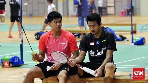 Praveen Jordan dan Tontowi Ahmad tengah berdiskusi di sela latihan