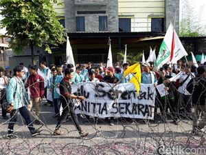 Bawa Pocong ke KPU Solo, Mahasiswa Pertanyakan Meninggalnya KPPS