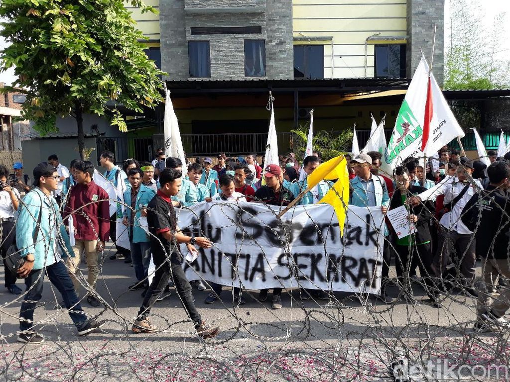 Bawa Pocong ke KPU Solo, Mahasiswa Pertanyakan Meninggalnya KPPS Bawa Pocong ke KPU Solo, Mahasiswa Pertanyakan Meninggalnya KPPS